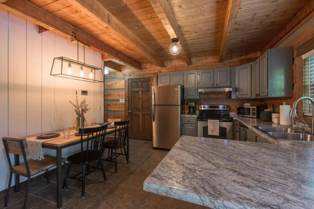 Southern Oak Cabin - Newly Remodeled - Close To All Attractions Sevierville Esterno foto
